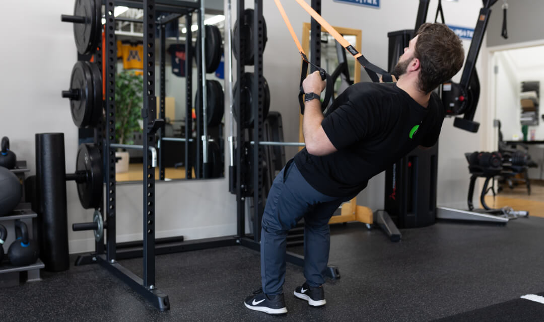 Performing standing bodyweight pull ups with a band system