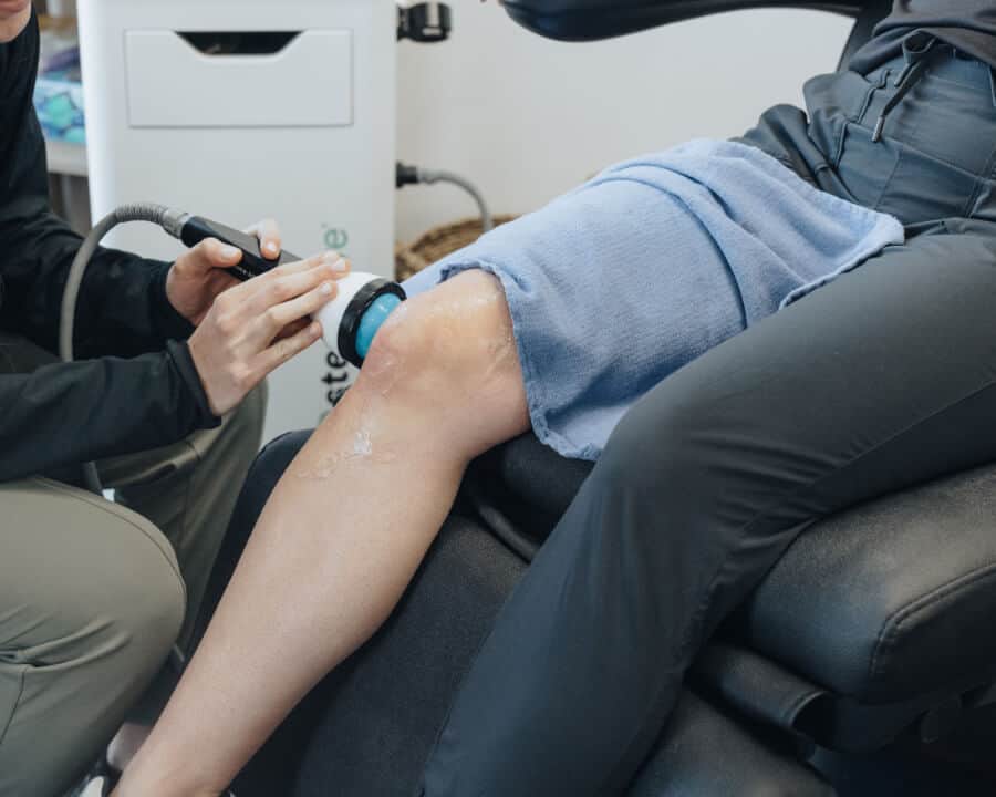 shockwave-treatment-knee Physio using Stemwave to give Shockwave therapy to a patient's knee