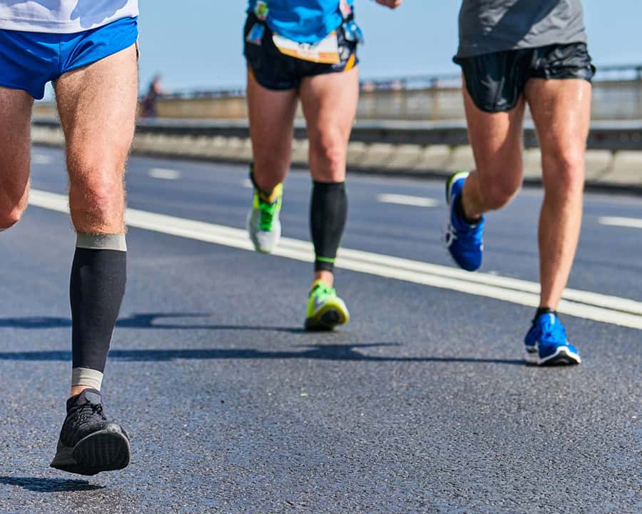 Marathon runners on city road, runners have heel strike, others have toe strike